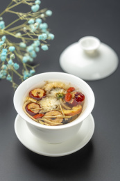 盖碗八宝茶特写黑色背景
