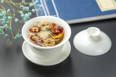 盖碗八宝茶特写黑色背景