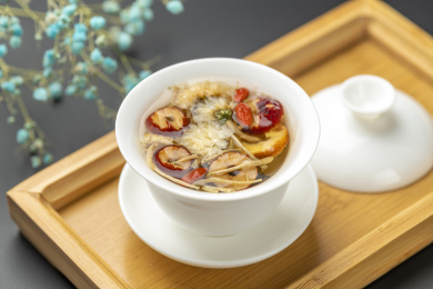 盖碗八宝茶特写黑色背景