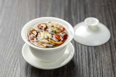 盖碗八宝茶三泡茶摆放在木桌面上特写