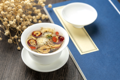 盖碗八宝茶三泡茶摆放在木桌面上特写