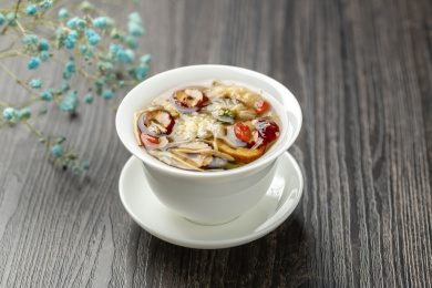 盖碗八宝茶三泡茶摆放在木桌面上特写
