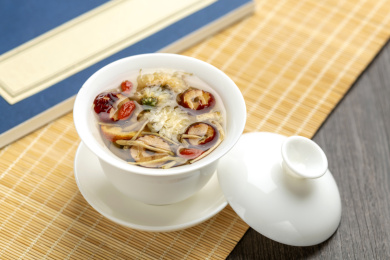 盖碗八宝茶摆放在茶帘上旁边放有线装书