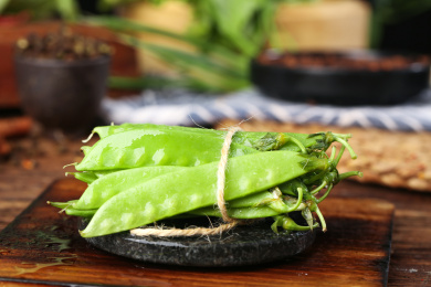 黑底上放着一捆青豆荚