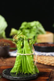 黑底上放着一捆青豆荚