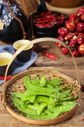 木底蓝子里放着青豆荚