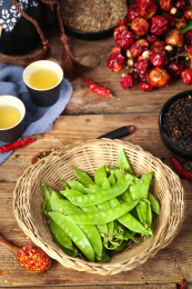 木底蓝子里放着青豆荚