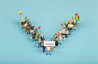 人群组成字母V欢呼胜利