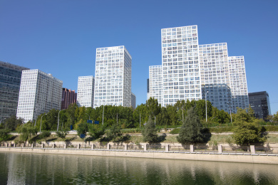 中国北京通惠河傍边的建外SOHO写字楼楼群