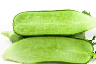 白底上放着一堆青萝卜和切面的沙窝青萝卜