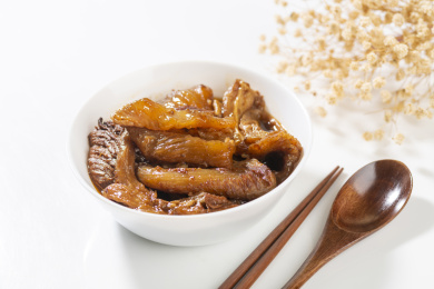 红烧牛筋炖牛筋特写白色背景