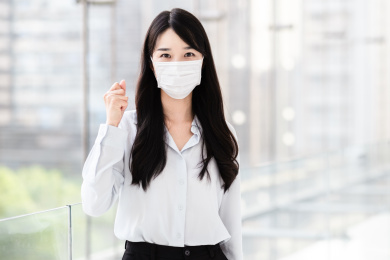一位戴着口罩的年轻女子