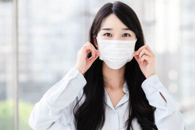 一位戴着口罩的年轻女子