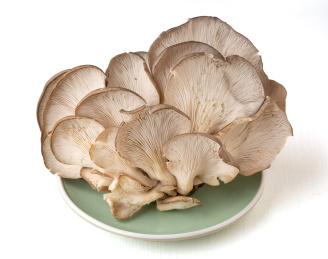 盘子里的新鲜蘑菇