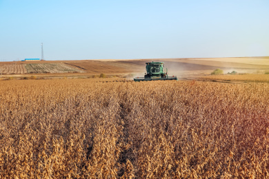 中国东北大兴安岭地区秋季收割机在农场秋收