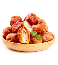 白底上放着一盘黄椰枣