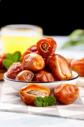 白方格子布上放着一碟黄金椰枣