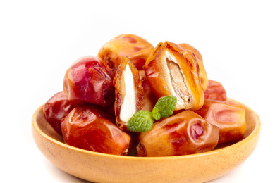 白底上放着一盘伊拉克黄椰枣