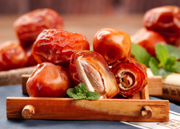 木垫上放着一堆香甜黄椰枣