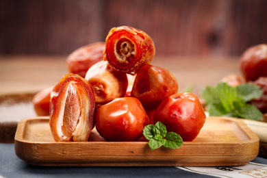 木盘里放着一堆进口椰枣