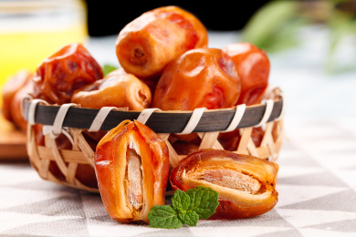 白方格子布上放着一蓝伊拉克椰枣