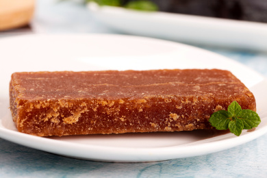 盘子里放着一块红糖片