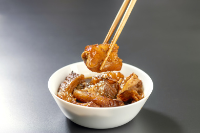 筷子夹红烧牛筋炖牛筋特写