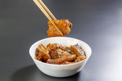 筷子夹红烧牛筋炖牛筋特写