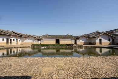 中国福建上杭客家围屋正面及圆形水塘