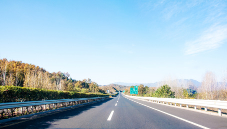晴朗天气中的高速公路