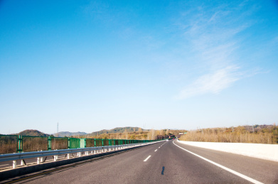 晴朗天气中的高速公路