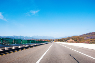 晴朗天气中的高速公路