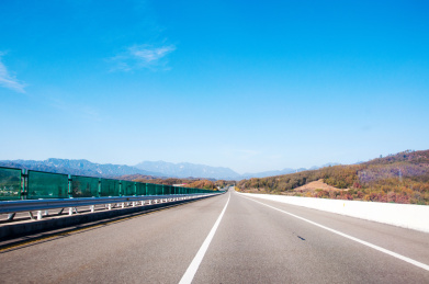 晴朗天气中的高速公路