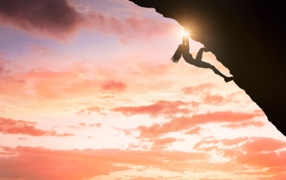 励志剪影人物攀顶山峰