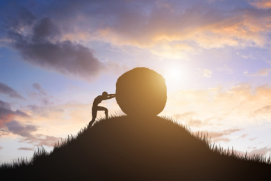 剪影中的人坚持克服困难