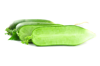 白底上放着沙窝萝卜和切面的潍县水果萝卜