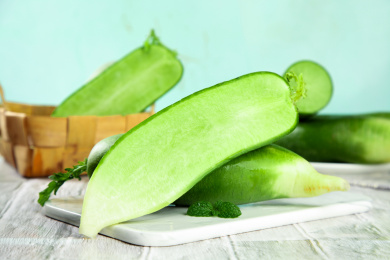 白石板上放着一根天津沙窝萝卜和半边萝卜