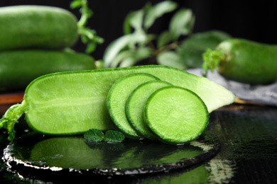 黑底上放着半边沙窝萝卜和切块的萝卜