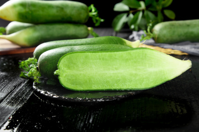 黑底上放着两条沙窝萝卜和半边水果萝卜