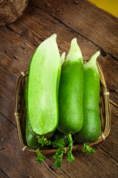 木底上放着一蓝沙窝萝卜和切面的青萝卜