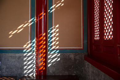 故宫墙上的窗户影子