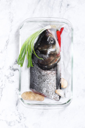 放在白色大理石背景上的千岛湖鱼头