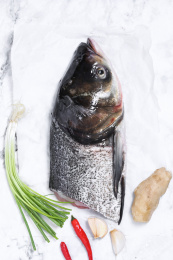 放在白色大理石背景上的千岛湖鱼头