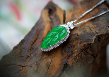 18K白金镶嵌钻石翡翠树叶事业有成吊坠