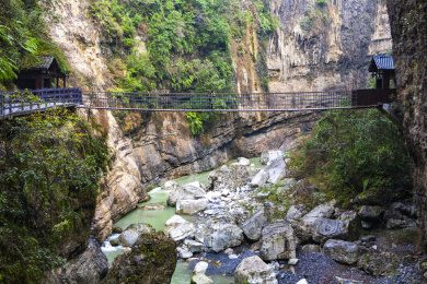 中国湖北恩施大峡谷云龙地缝的峭壁风光