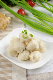 放在白盘上的贡丸火锅料理