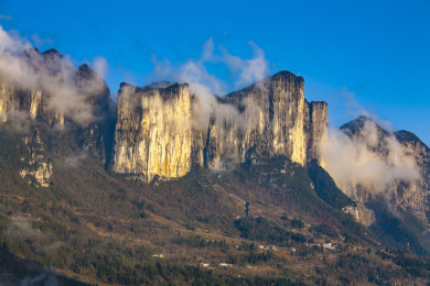 湖北恩施大峡谷的云雾缭绕的绝壁的美景