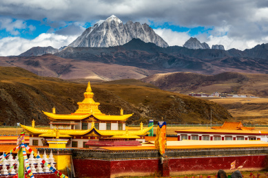 中国四川甘孜康定县塔公寺木雅金塔雅拉雪山