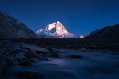 中国西藏珠穆朗玛峰蓝调时刻