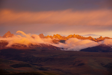 夕阳下的中国四川贡嘎雪山群